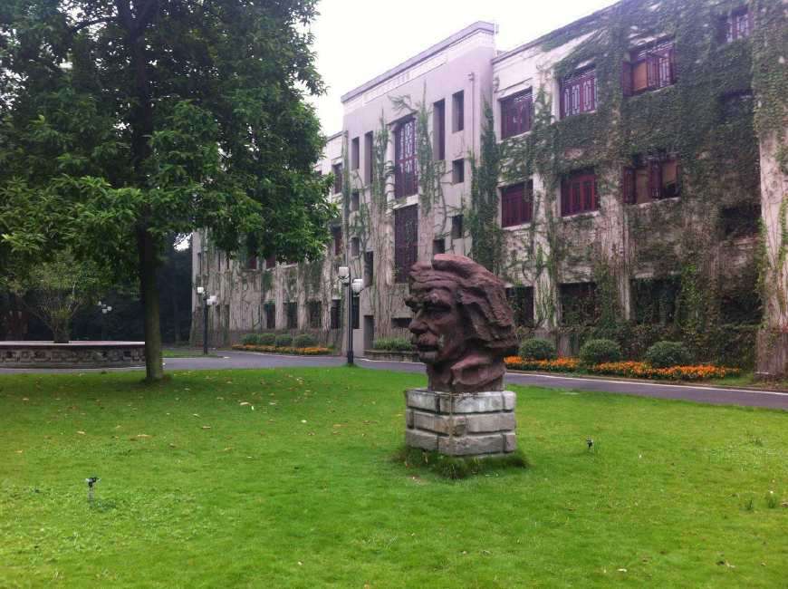 是211大学，全国排名37，能培养公费师范生，西南大学值得报考