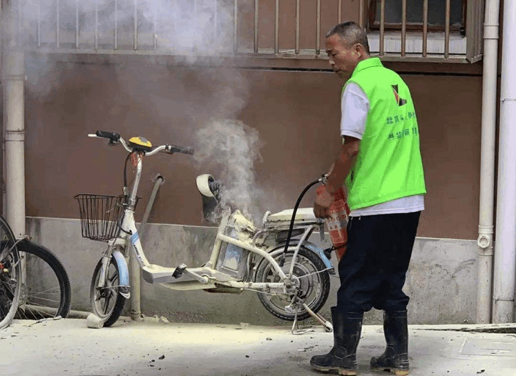 电动车充满电不拔对电瓶有影响吗