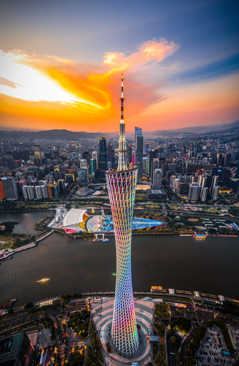 广州塔,人们又称它为小蛮腰或扭纹柴,是广州新电视塔.
